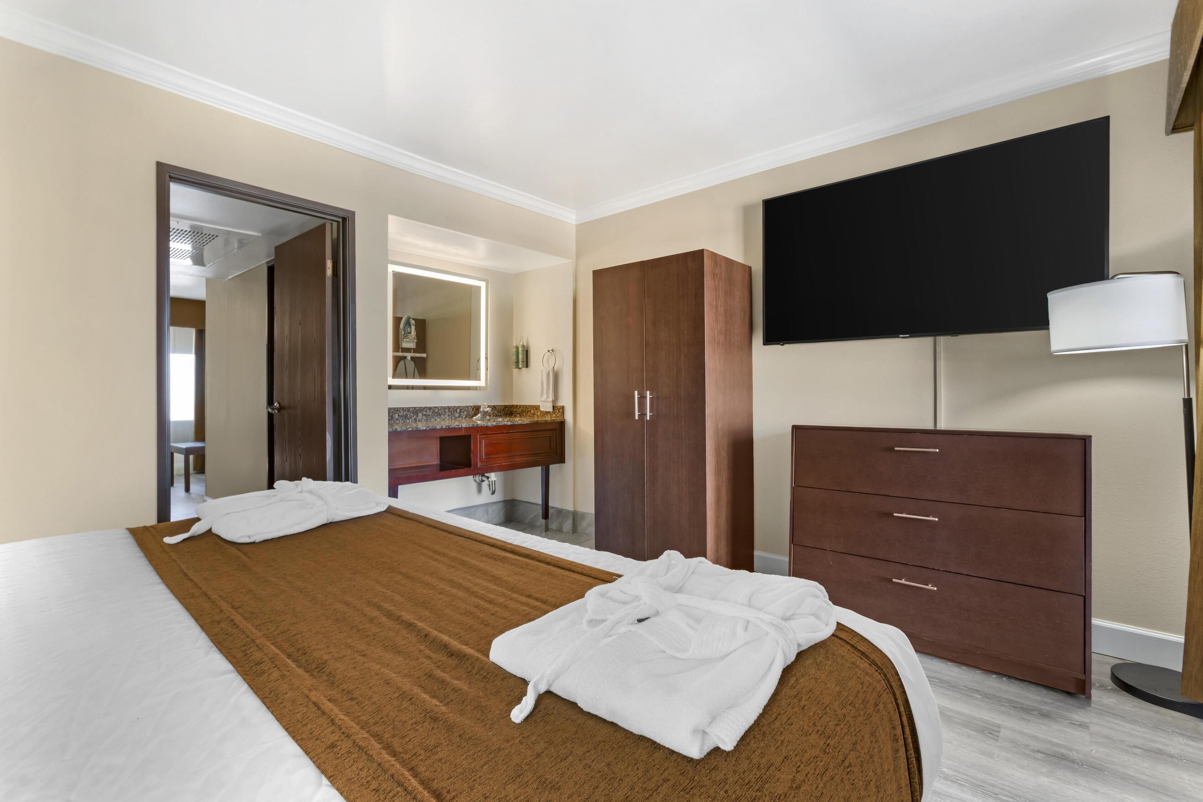 Suite, 1 King Bed, Non Smoking, Balcony (2nd Floor;with Sofabed) | Pillowtop beds, in-room safe, desk, laptop workspace