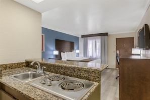 Standard Room, 1 King Bed, Non Smoking, Refrigerator & Microwave | Pillow-top beds, in-room safe, desk, laptop workspace - Best Western InnSuites Tucson Foothills Hotel & Suites (Tucson)