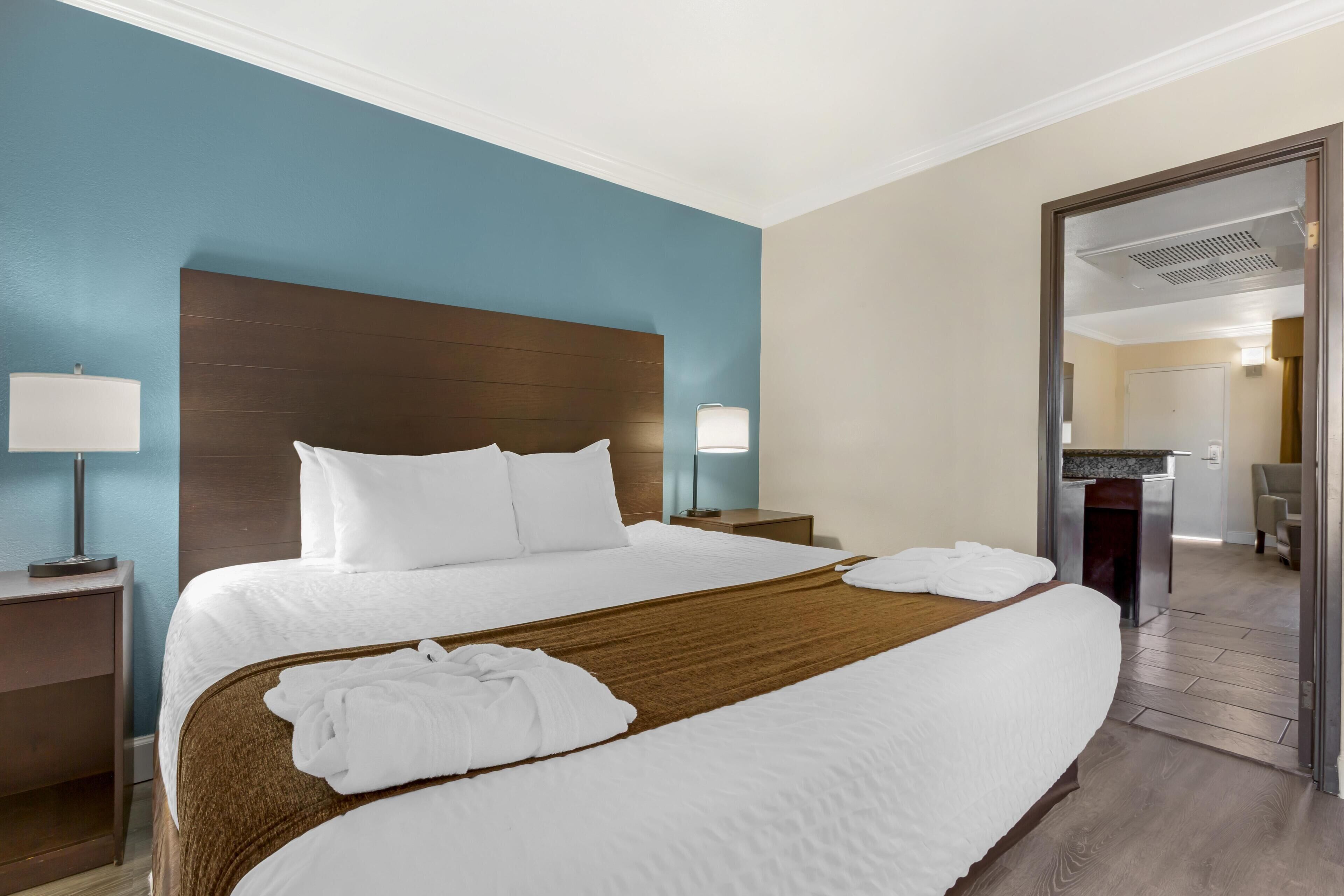 Suite, 1 cama King size, para no fumadores, balcón (2nd Floor;with Sofabed) | Camas con pillow-top, caja de seguridad en la habitación y escritorio 