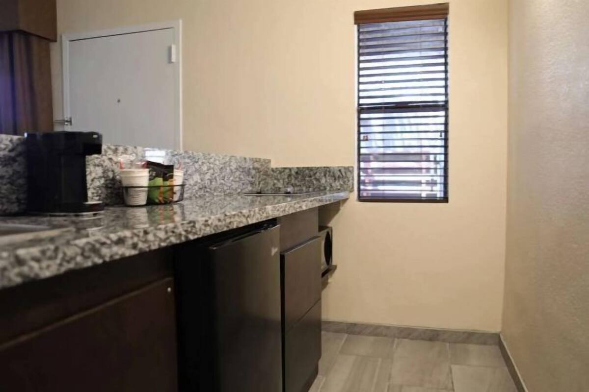 Private kitchen | Fridge, microwave, coffee/tea maker