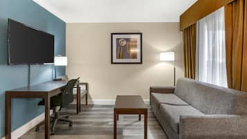 Suite, 1 kingsize-seng, ikke-røyk, massasjebadekar (with Sofabed) | Senger med overmadrass, safe på rommet og skrivebord