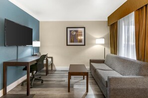 Suite, 1 kingsize-seng, ikke-røyk, massasjebadekar (with Sofabed) | Senger med overmadrass, safe på rommet og skrivebord