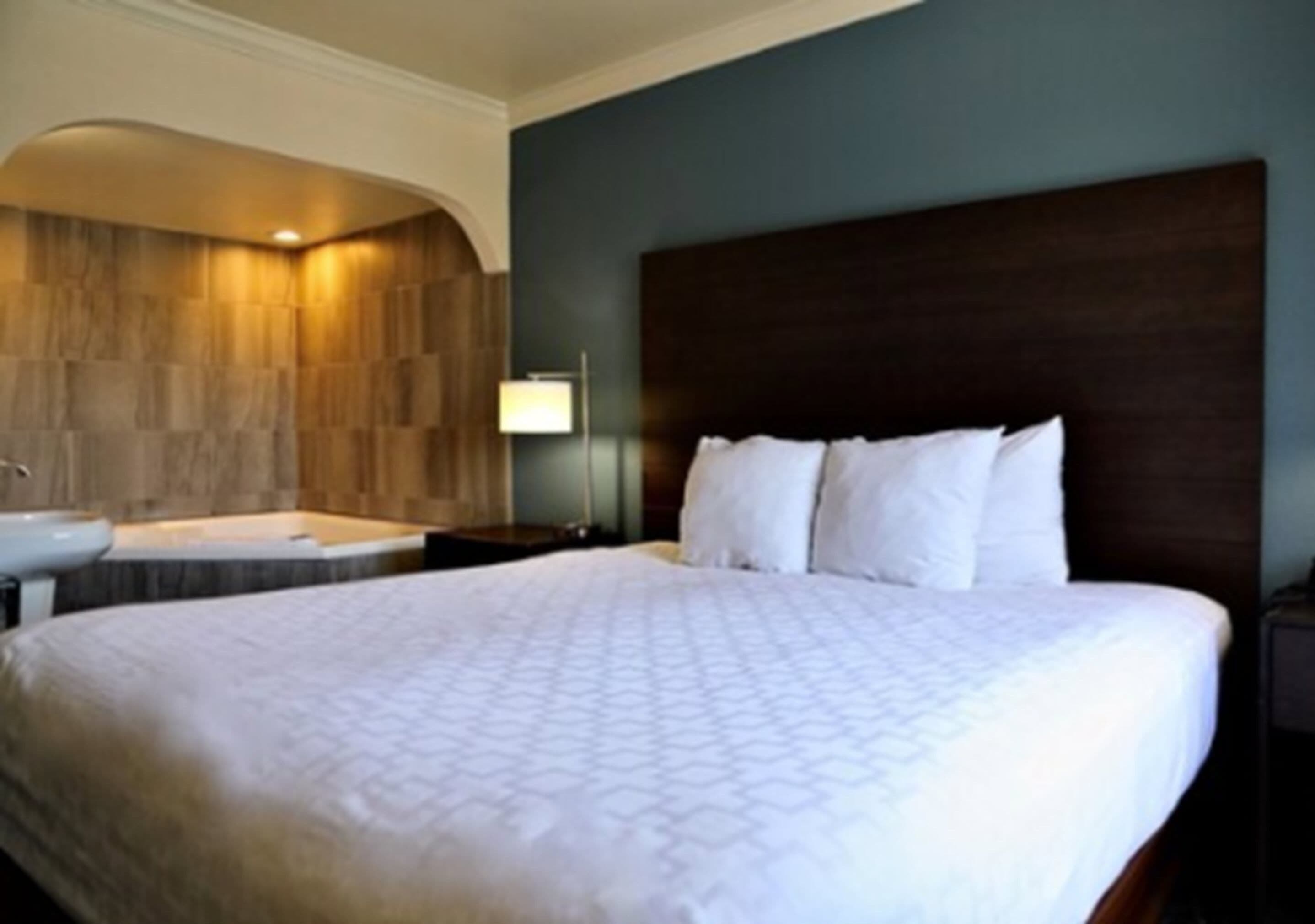 套房, 1 张特大床, 无烟房, 按摩浴缸 (with Sofabed) | 加厚床垫、客房内保险箱、办公桌、笔记本电脑工作区