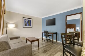 Suite, 2 queensize-senger, ikke-røyk, tekjøkken | Senger med overmadrass, safe på rommet og skrivebord