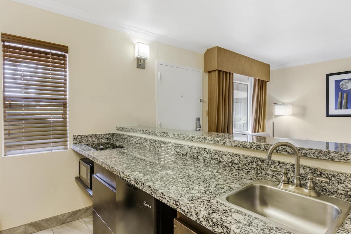 Suite, 2 Queen Beds, Non Smoking, Kitchenette