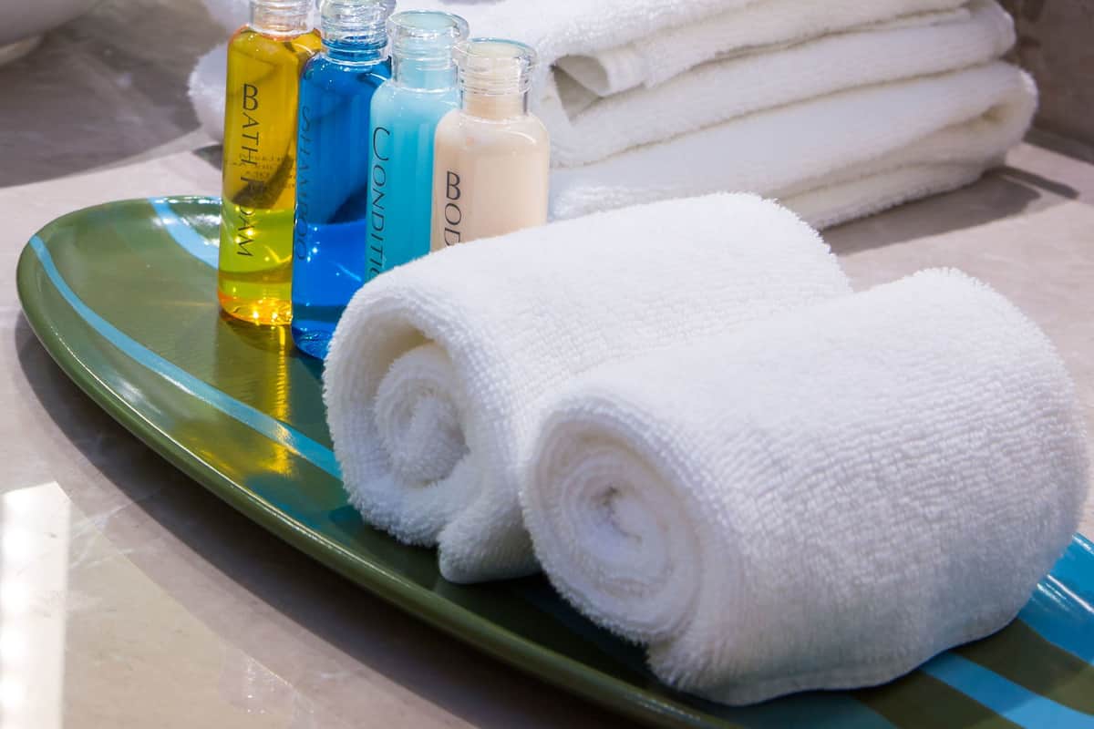 Duschwanne, Handtücher, Seife, Shampoo