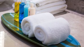 Combined shower/bathtub, towels, soap, shampoo