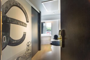 Minibar, Zimmersafe, individuell eingerichtet, Schreibtisch
