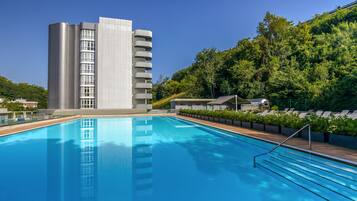 Una piscina al aire libre de temporada
