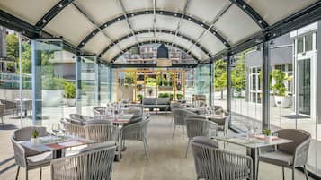 Serveert ontbijt, lunch en diner
