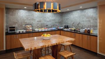 Sarapan pesanan masak setiap hari (USD 20 seorang)