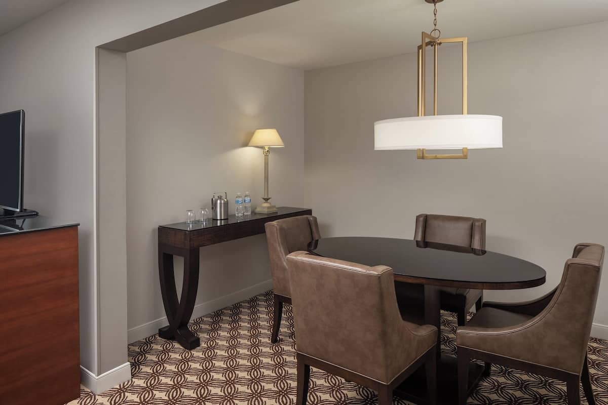 Junior-Suite, 1 Doppelbett, Balkon | Hochwertige Bettwaren, Daunenbettdecken, Zimmersafe, Schreibtisch
