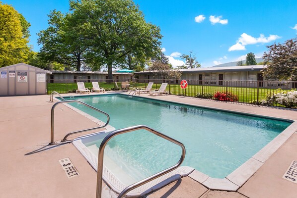 حمّام سباحة خارجي موسمي