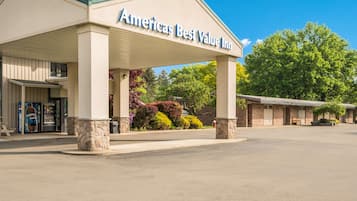 L’extérieur de l’hôtel Americas Best Value Inn se distingue par son entrée abritée, ses piliers en pierre et son parking.