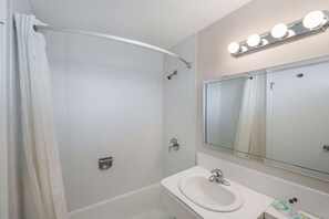 ルーム キングベッド 1 台 禁煙 | バスルーム | バスアメニティ (無料)、ヘアドライヤー、タオル
