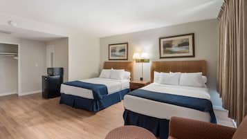 Caja de seguridad en la habitación y tabla de planchar con plancha