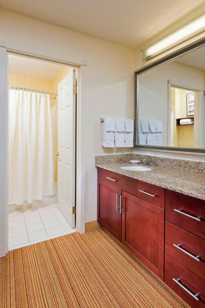 Combined shower/tub, free toiletries, hair dryer, towels - Residence Inn By Marriott Peoria (Peoria)