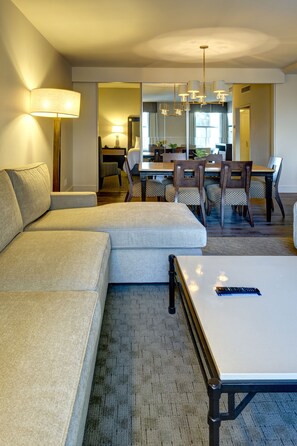 Living area - Hampton Inn & Suites New Orleans Downtown (French Qtr Area) (New Orleans)