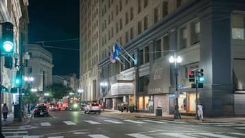 Vista frontal de la propiedad por la tarde o noche