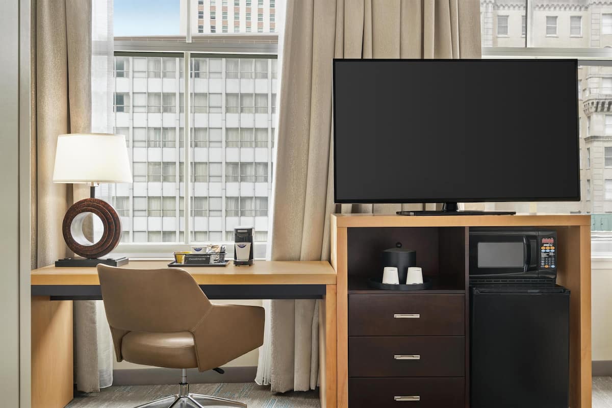Rom, 1 kingsize-seng med sovesofa | Safe på rommet, skrivebord og skrivebord for bærbar PC