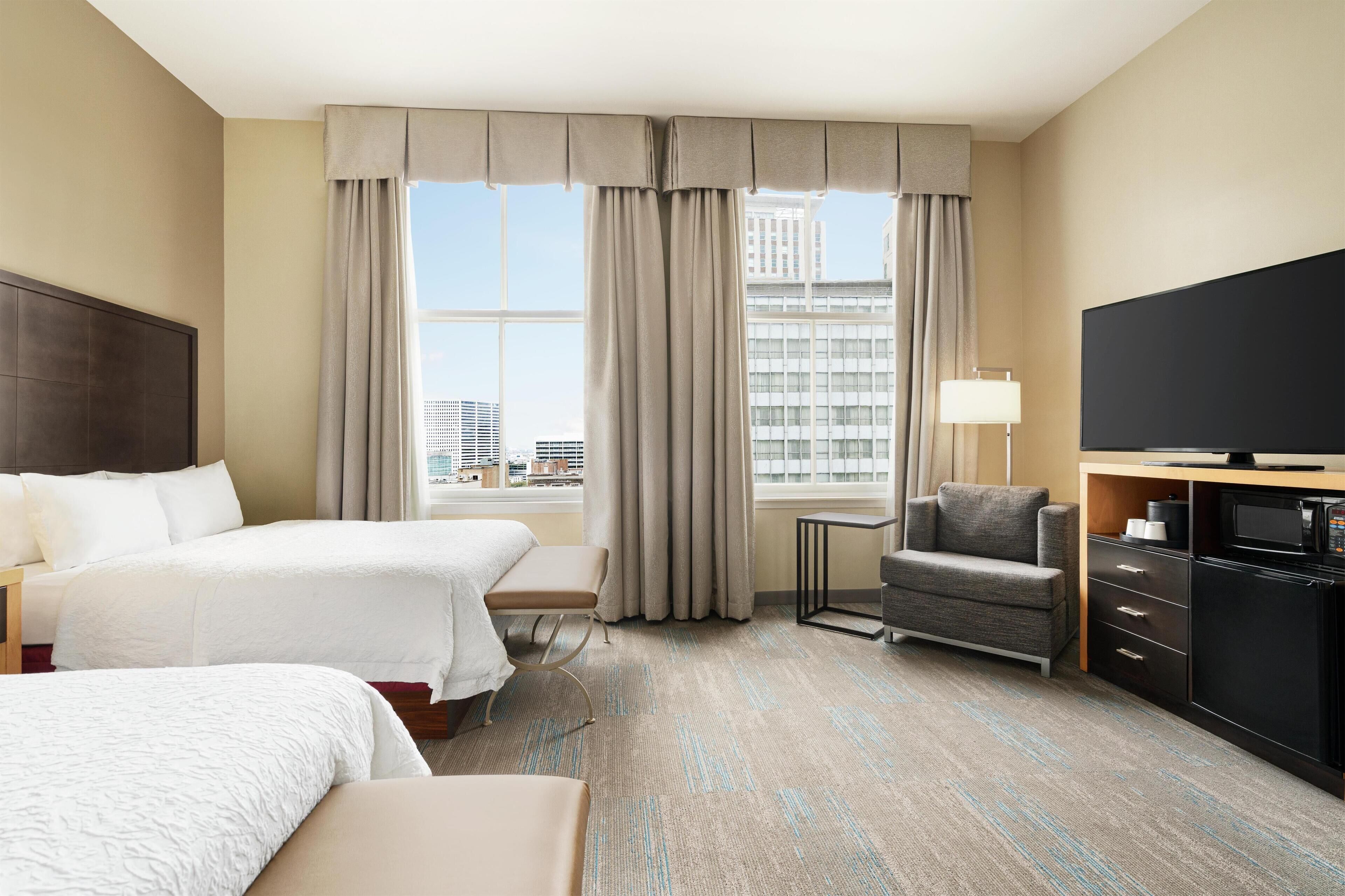 Two queen beds | Caja de seguridad en la habitación y escritorio 