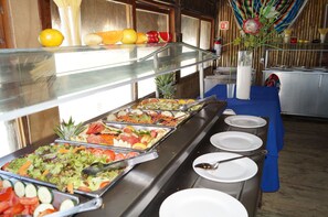 Frühstück, Mittagessen, internationale Küche, Blick auf den Strand 