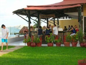 2 bars, bar en bord de piscine, bar de plage