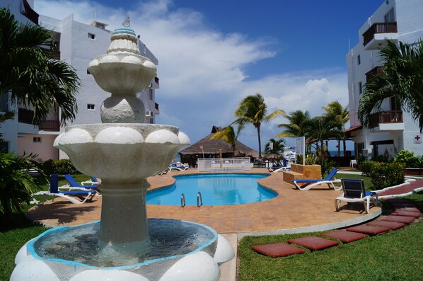 Piscine extérieure, parasols