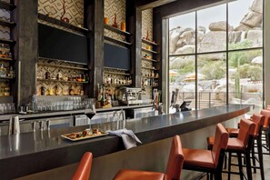 5 restaurants, breakfast, lunch, dinner served; American cuisine 