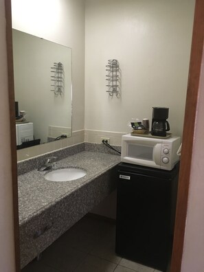 Standard Room, 1 Queen Bed, Non Smoking | Bathroom | Shower, hair dryer, towels