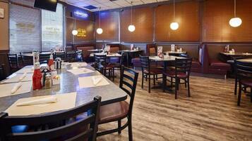 Breakfast, lunch and dinner served