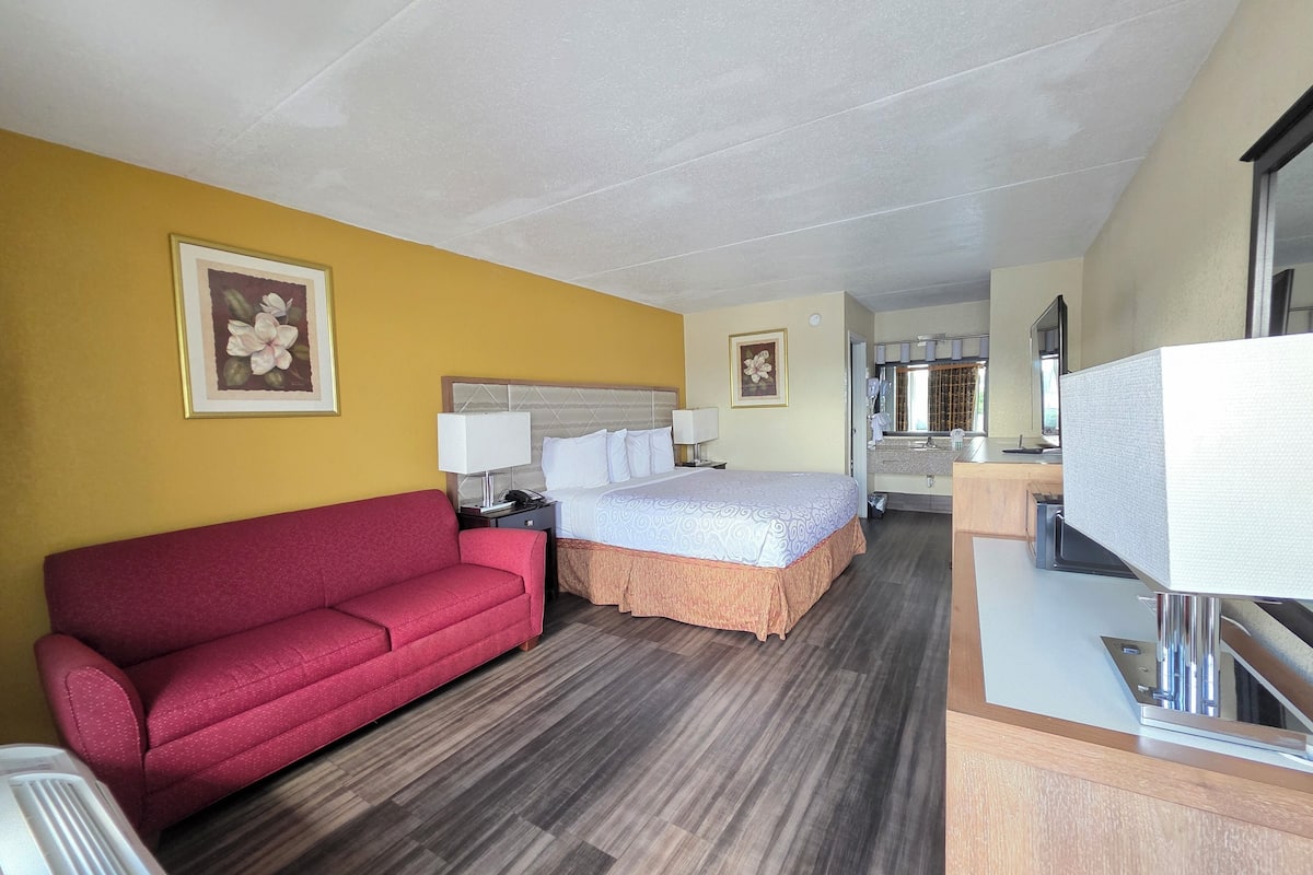 Premium Single Room, 1 King Bed, Non Smoking, Ensuite | Premium bedding, pillowtop beds, in-room safe, desk