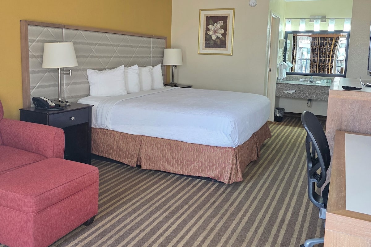 Single Room, 1 King Bed | Premium bedding, pillowtop beds, in-room safe, desk