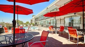 Piscine extérieure en saison, accès possible de 10 h à 21 h, parasols
