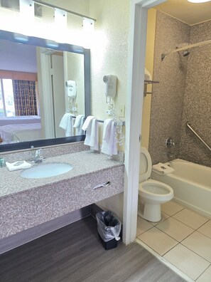 Chambre Double Standard, 2 lits doubles | Salle de bain | Ensemble douche/baignoire, articles de toilette gratuits, sèche-cheveux