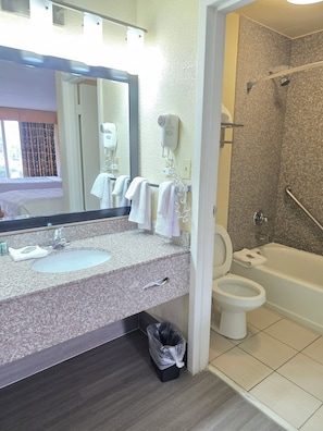 Chambre Double Standard, 2 lits doubles | Salle de bain | Ensemble douche/baignoire, articles de toilette gratuits, sĂšche-cheveux