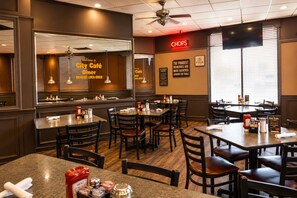 Déjeuner, dîner et souper servis sur place