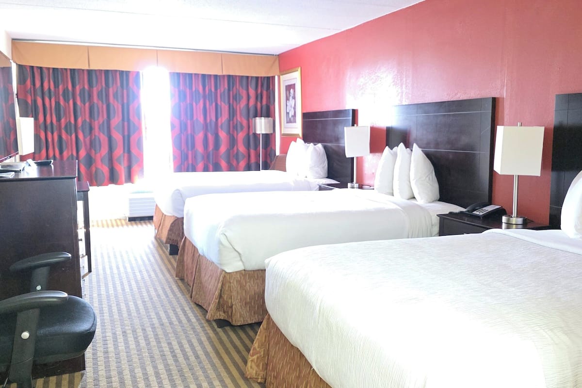 Standard Triple Room | Premium bedding, pillowtop beds, in-room safe, desk