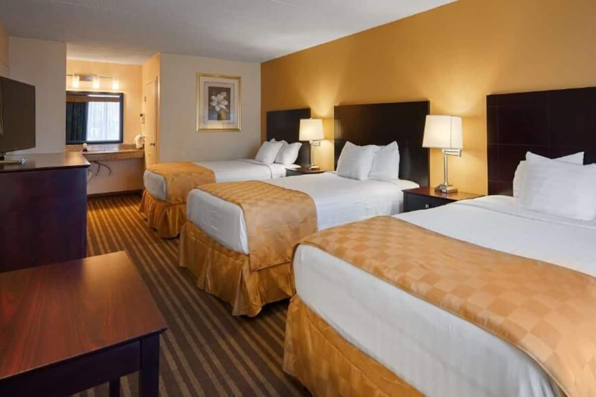 Standard Triple Room | Premium bedding, pillow-top beds, in-room safe, desk