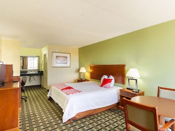 Super 8 by Wyndham Montgomery