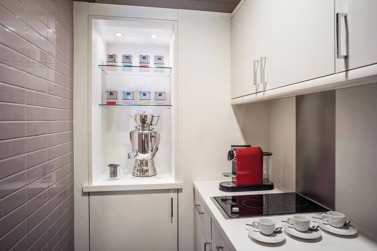 presidential suite, 1 bedroom, fireplace | private kitchen