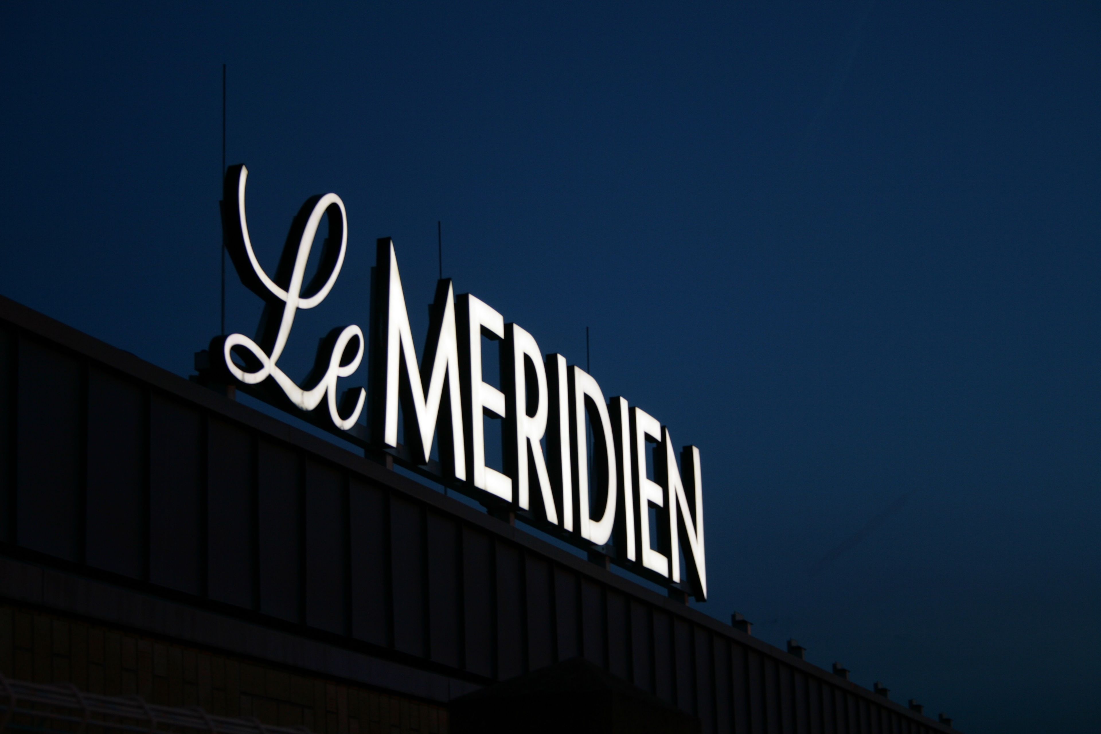 Un edificio con un letrero que dice "Le Meridien".