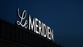 Un edificio con un letrero que dice "Le Meridien".