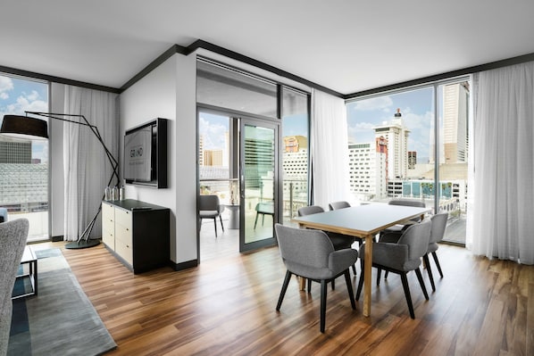 加厚床垫、客房内保险箱、遮光窗帘、熨斗/熨衣板