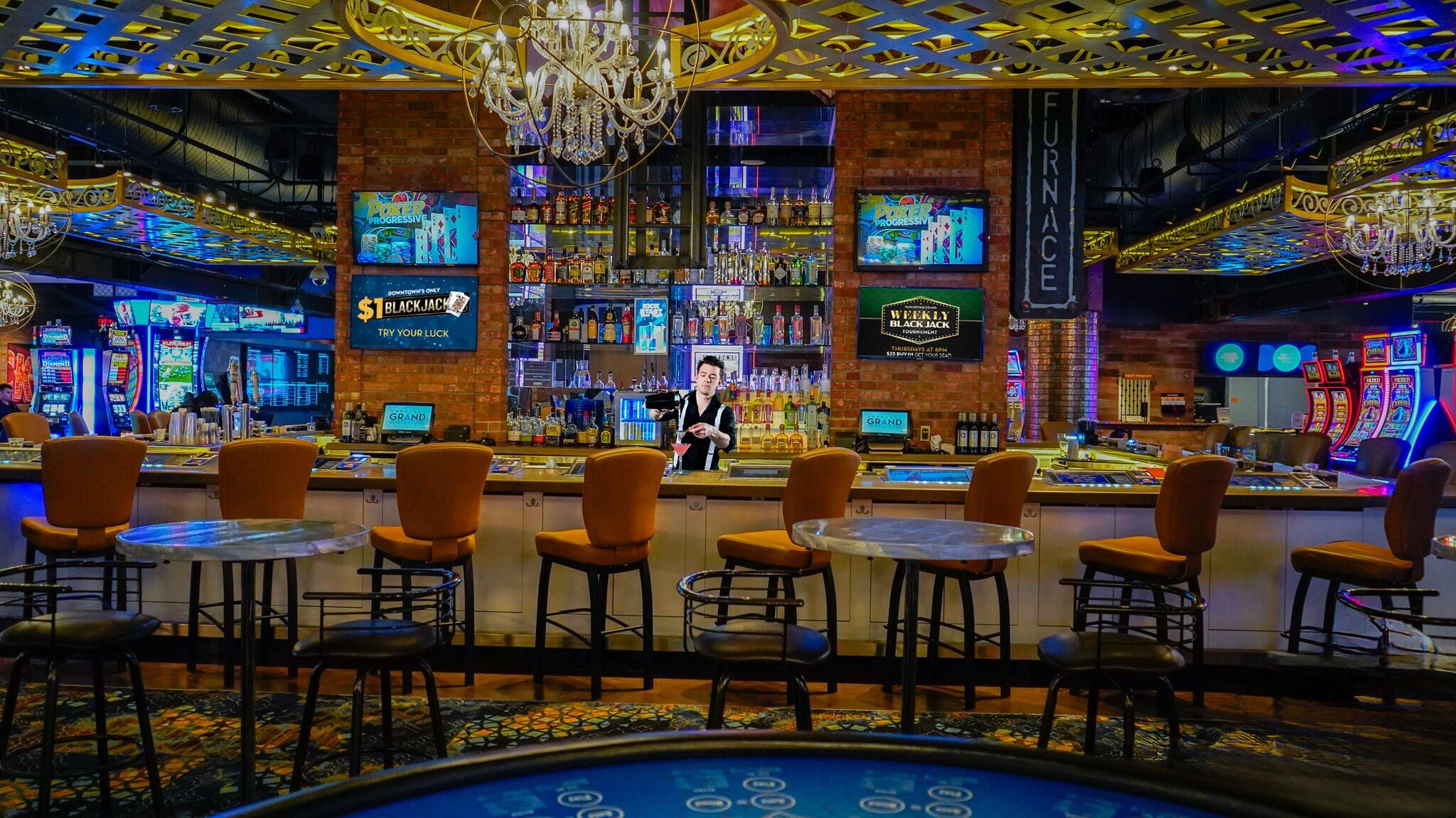 Een barruimte met meerdere speelautomaten, een bartender en verschillende drankflessen.