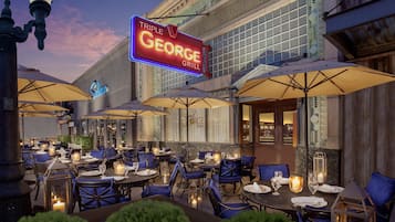 3 restaurantes; se sirve almuerzo y cena; cocina americana