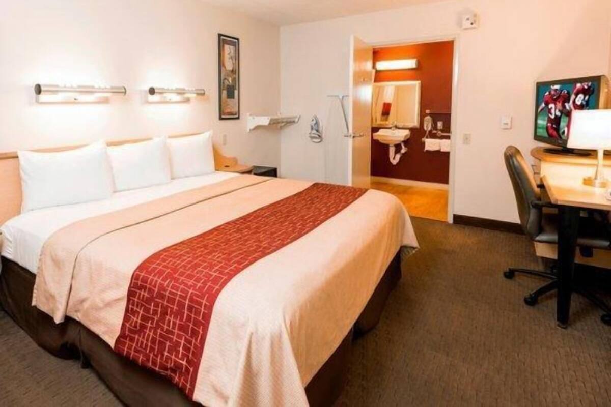 In-room safe, desk, blackout curtains, free WiFi