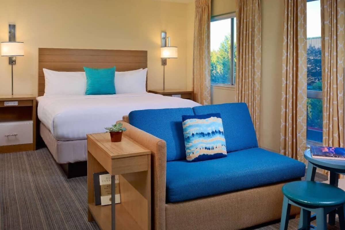 Pillowtop beds, in-room safe, desk, laptop workspace