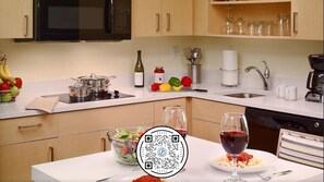 Full-size fridge, microwave, oven, stovetop - Sonesta Simply Suites Dublin Columbus (Dublin)