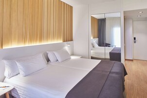 Kuştüyü yorgan, minibar, odada kasa, masa 